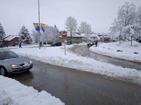 Snijeg na saobraćajnicama  - Avaz