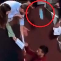 Video / Snimak iz drugog ugla otkrio ko je pogodio Novaka Đokovića flašom u glavu