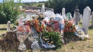 Bol ne prolazi: Građani iz cijele BiH dolaze na mezar brutalno ubijene Nizame Hećimović i ostavljaju cvijeće
