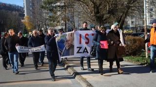 U Tuzli održana protestna šetnja: Okupili se porodica i prijatelji vijećnika Muratovića 
