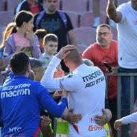 Haos u Srbiji: Golmana Crvene zvezde navijač udario po glavi