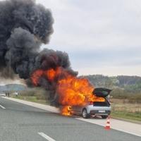 Izgorio automobil na autoputu kod Prnjavora