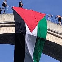 Zastava i skok sa Starog mosta u znak podrške Palestini