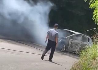 Video / Gorjelo vozilo u blizini Doboj Istoka, vozač bio u njemu u trenuku izbijanja požara