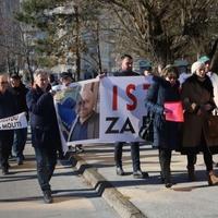 U Tuzli održana protestna šetnja: Okupili se porodica i prijatelji vijećnika Muratovića 