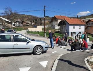 S lica mjesta: Blokirana i alternativna cesta prema Perinom Hanu kod Zenice