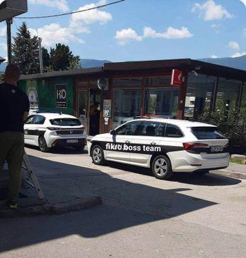 Policija pred kafićem - Avaz