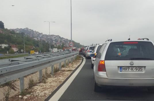 Ogromne gužve na ulazu u Sarajevo, neki vozači idu suprotnim smjerom