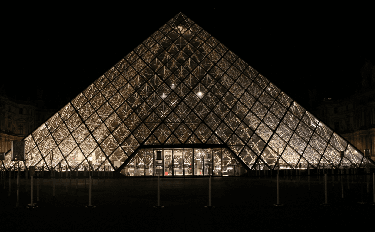 Pariz: Svjetla piramide muzeja Louvre ugašena ranije zbog štednje energije