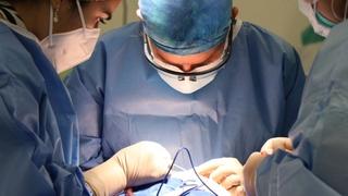 Zašto hirurzi biraju plave ili zelene mantile, i kako to može spasiti život
