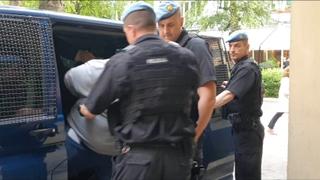 Bahati vozač Armin Berberović, koji je usmrtio doktoricu Azru Spahić, s lisicama na rukama doveden u Tužilaštvo KS