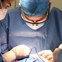 Zašto hirurzi biraju plave ili zelene mantile, i kako to može spasiti život