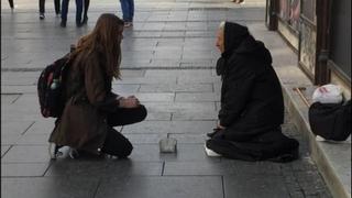 Djevojka je usred Beograda klekla pored žene koja prosi, ljudi su povadili telefone zbog scene koja je uslijedila 