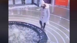 Viralan snimak: Djevojka se zagledala u telefon pa završila u fontani