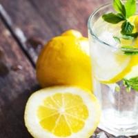 Prednosti vode sa limunom ako je pijete ujutro