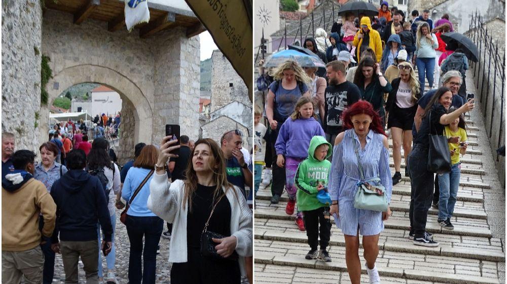 U Hercegovini se pitaju je li iko ostao u Bosni, ni kiša nije otjerala turiste sa Starog mosta