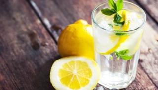 Prednosti vode sa limunom ako je pijete ujutro