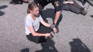 Nakon što je uhapšena zbog neposluha: Policajci opet uklonili Gretu Tunberg s protesta