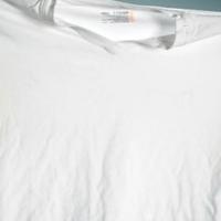 Evo kako ćete lako ukloniti žućkaste mrlje od znoja na svijetloj odjeći 