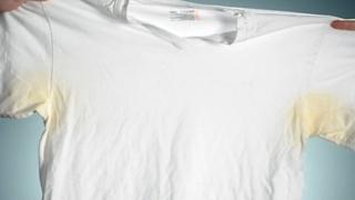 Evo kako ćete lako ukloniti žućkaste mrlje od znoja na svijetloj odjeći 