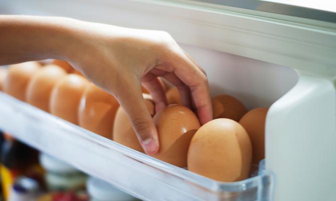 Držite li jaja u vratima frižidera? Nakon ovoga više nećete, ono što im se tamo događa prilično je odvratno