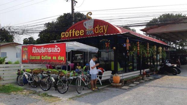 Tajland: Vlasniku kafića prijeti pet godina zatvora zbog golišave konobarice