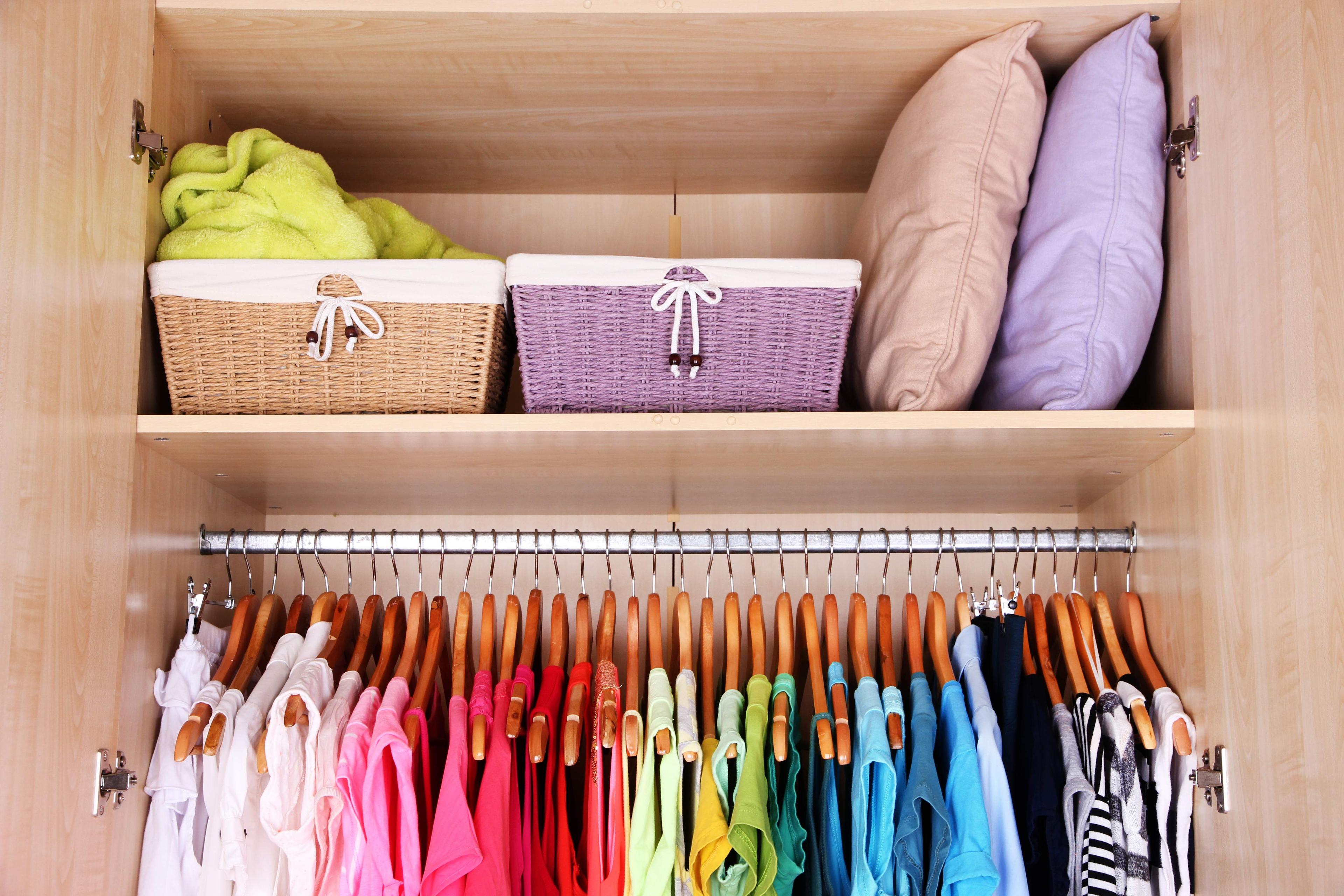 Izbjegnite stres prilikom spremanja, organizirajte odjeću u ormaru