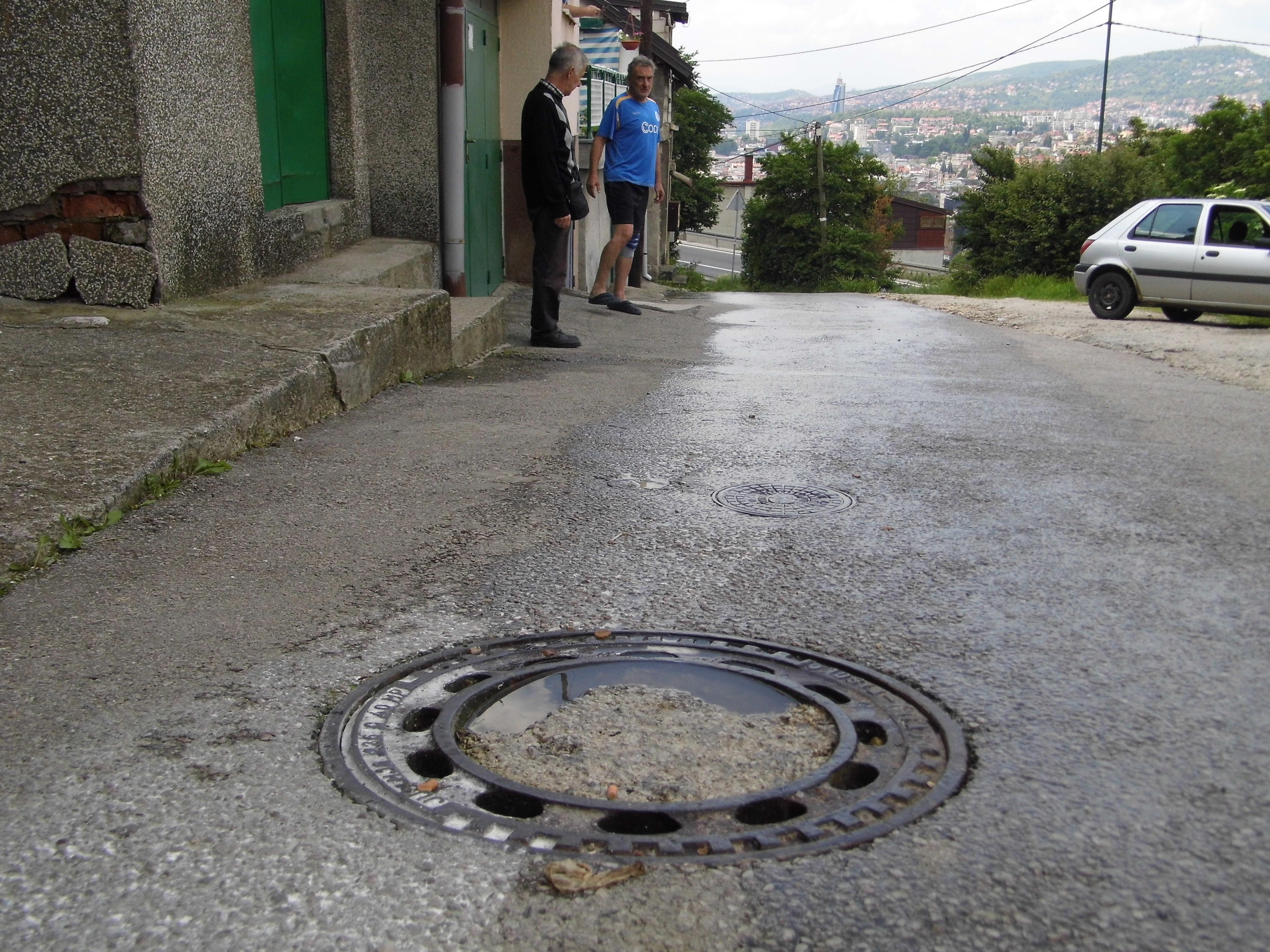 Problemi s dotrajalim kanalizacionim cijevima u Sarajevu: Kad kiša pada, ne mogu izaći iz kuće!