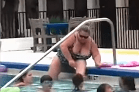Dok se drugi kupaju u bazenu, ona sjedi i brije noge