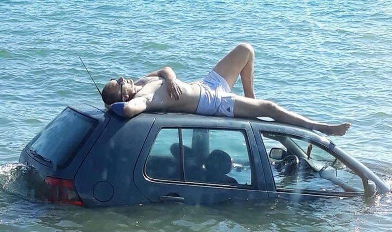 Ništa mu ne može pokvariti dan: Automobilom sletio u more, a onda se odlučio sunčati