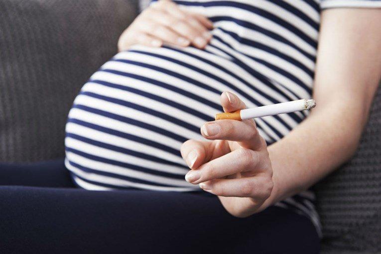Ako puši trudnica, bebi slabi sluh