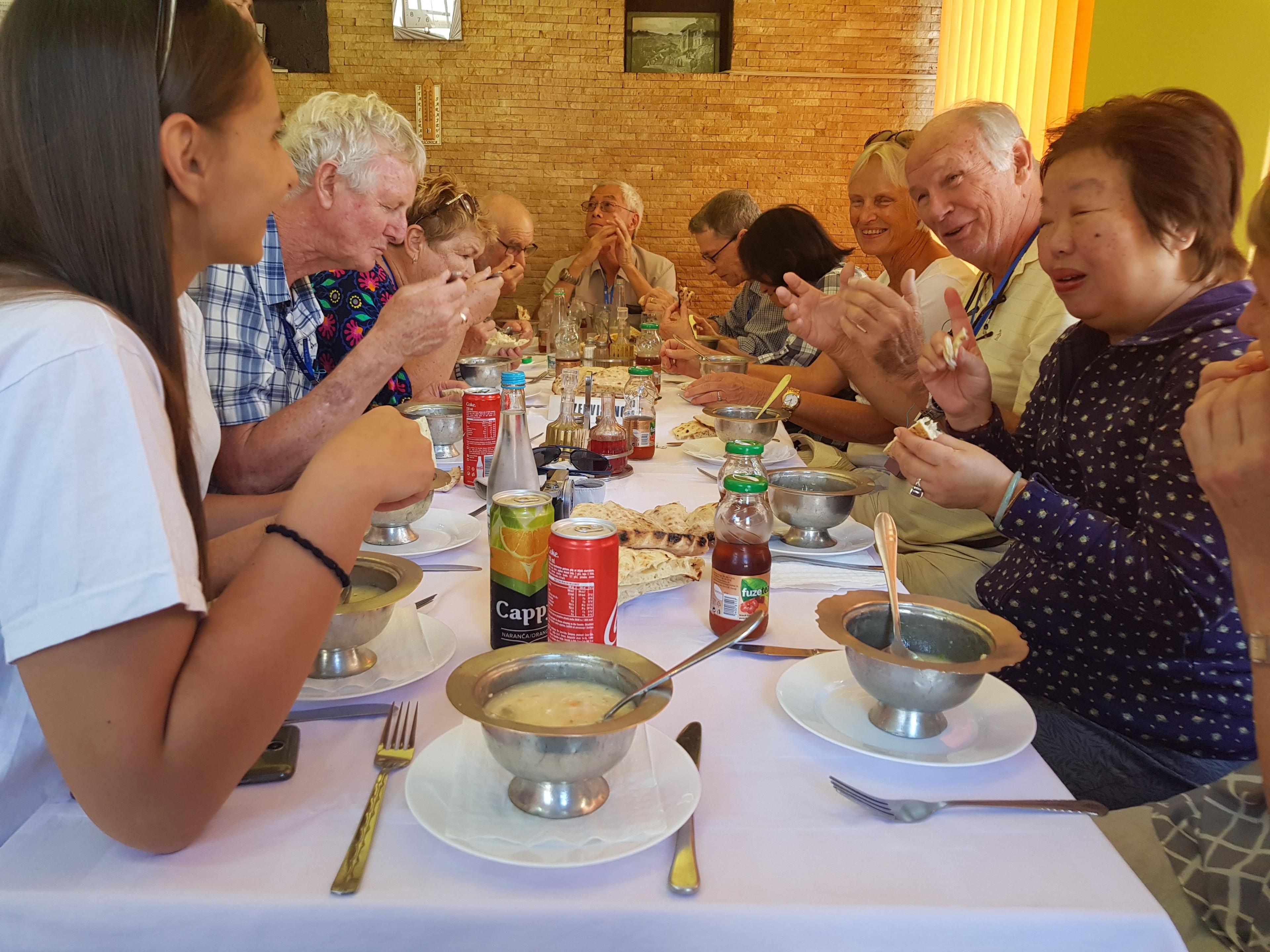 Svjetski trend stigao i u BiH: Na večeri s lokalcima stranci na pravi način upoznaju bosansku hranu i ljude