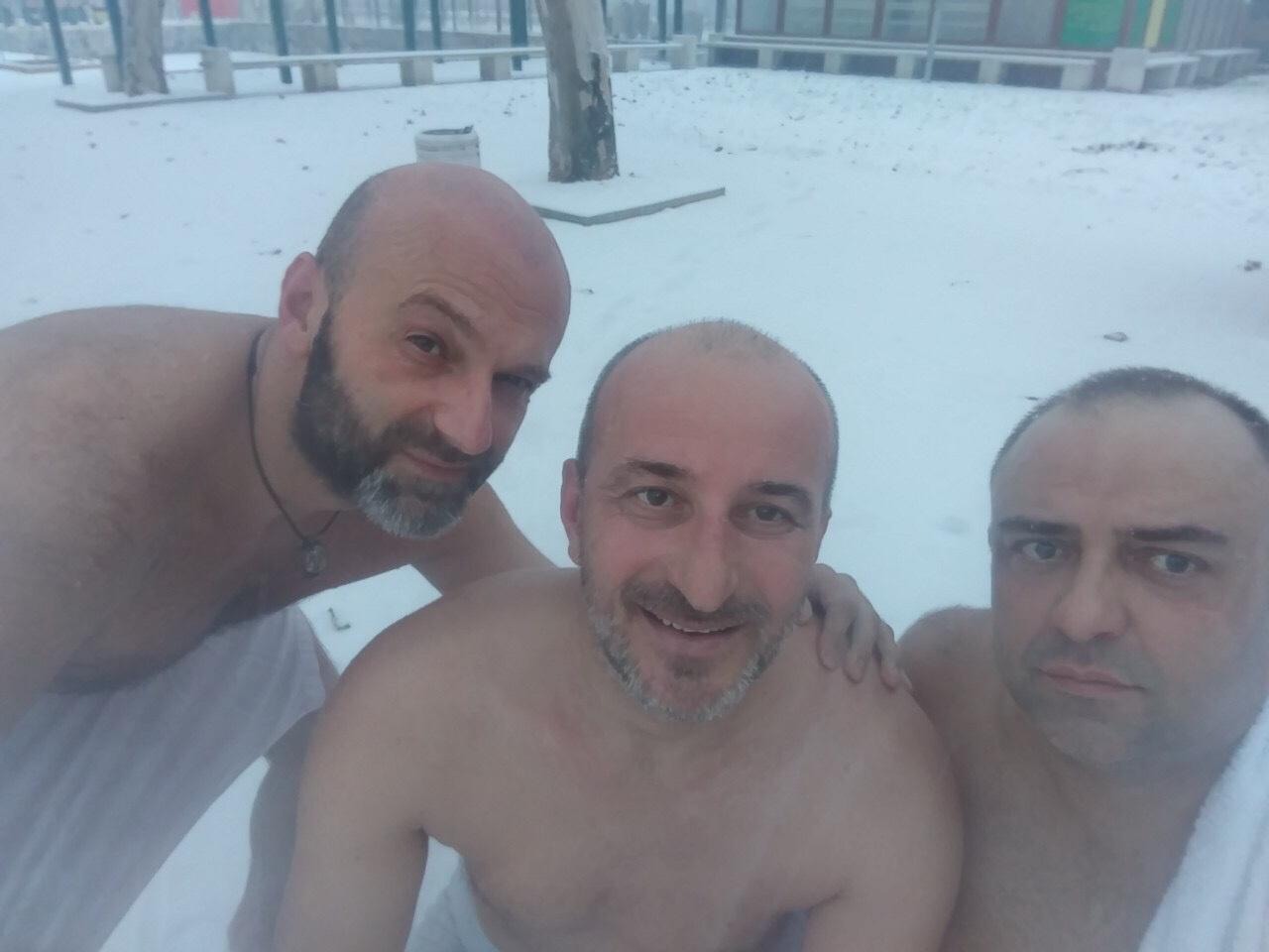 Relaksacija trojice Gračanlija: Iz bazena tople termomineralne vode izlaze na hladan snijeg i uživaju