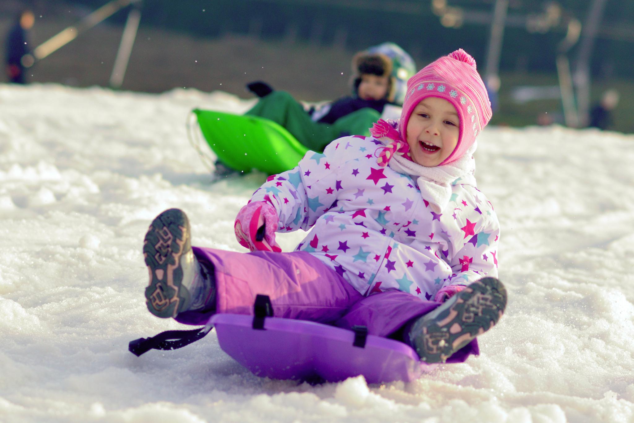Neka djeca uživaju u igrama na snijegu - Avaz