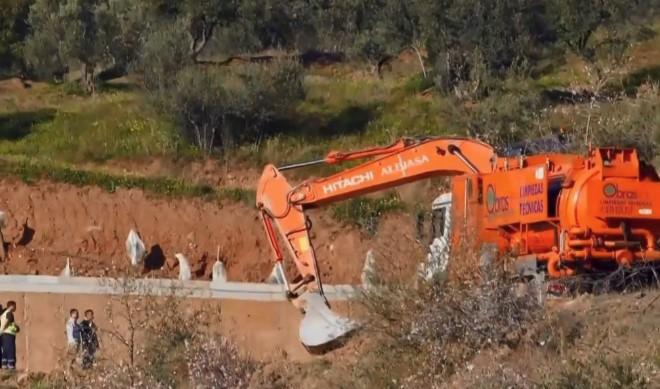 Bageri iskopavaju zemlju oko bunara - Avaz