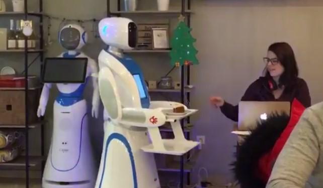 Dobar dan, izvolite: Roboti konobari u kafiću u Budimpešti