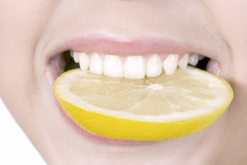 Limun odstranjuje mrlje na zubima - Avaz