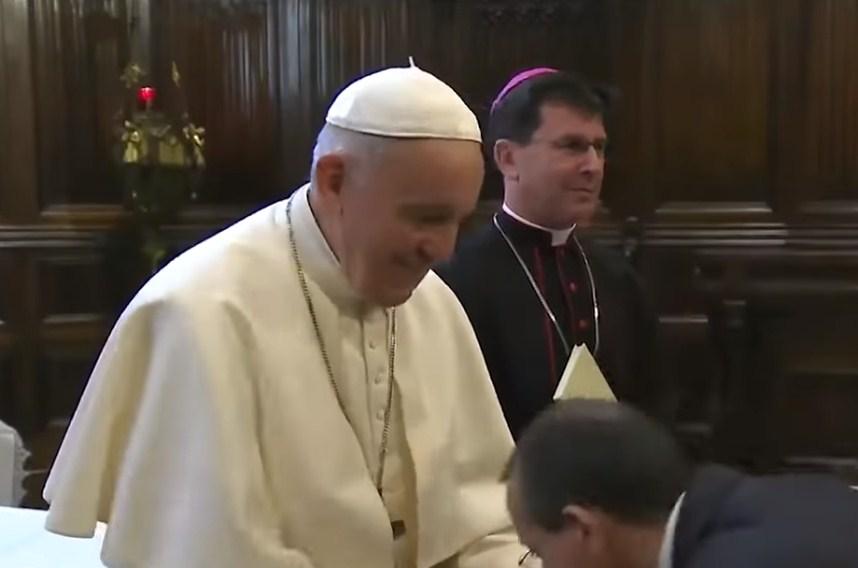 Papa objasnio zašto nije dozvolio da mu se ljubi ruka