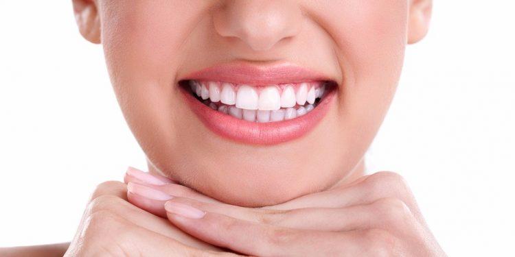 Nekoliko genijalnih načina kako oprati zube bez četkice