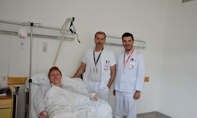 Medicinski tim Opće bolnice s pacijentom - Avaz