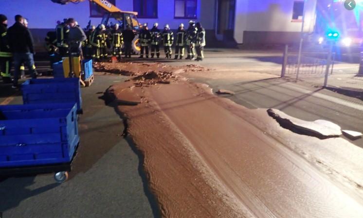 Na asfaltu se zalijepio ogroman sloj čokolade - Avaz