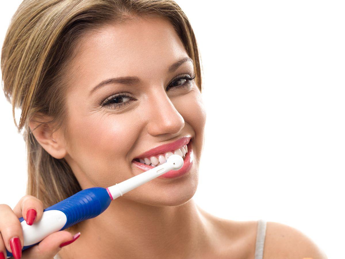 Neki misle da će tvrdom četkicom bolje oprati zube, ali zapravo tako oštećuju caklinu - Avaz