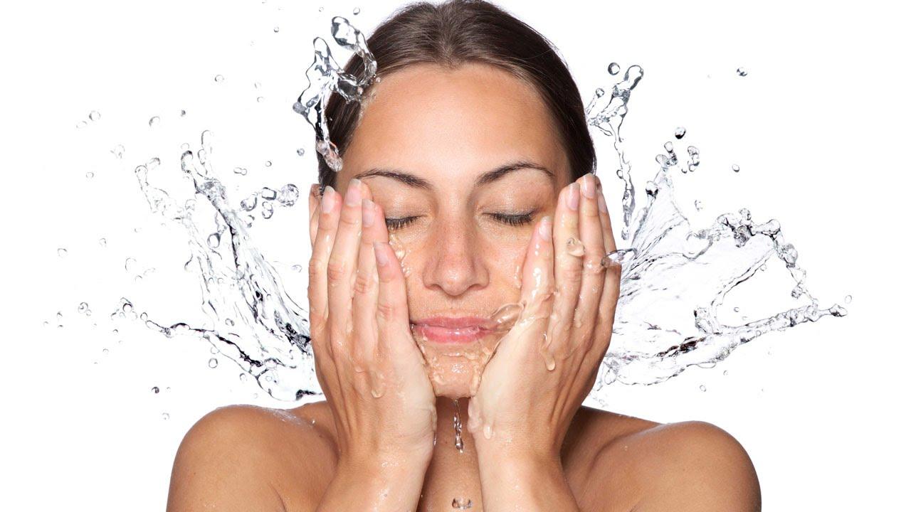 Stručnjaci preporučuju čišćenje lica ujutro i uvečer - Avaz