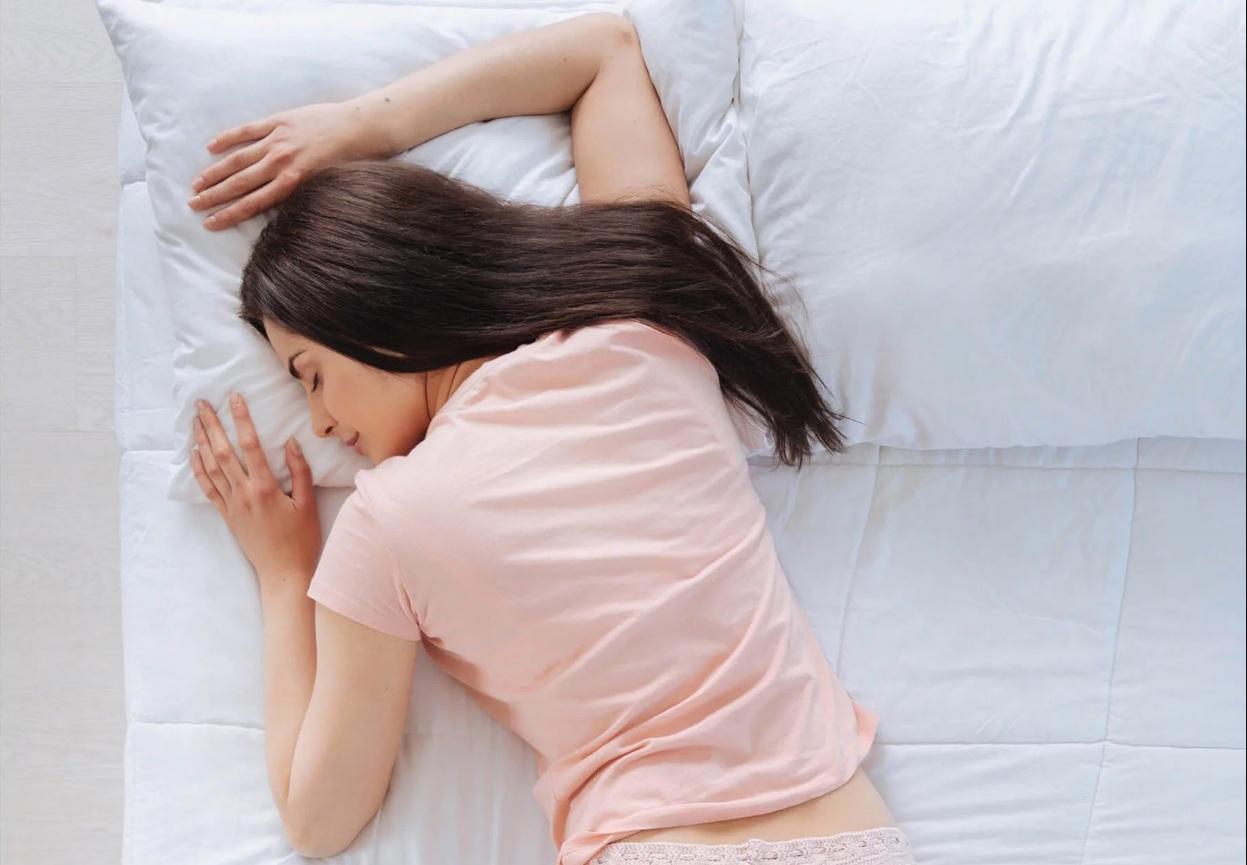 Spavanje na stomaku uzrokuje pritisak na kičmu - Avaz