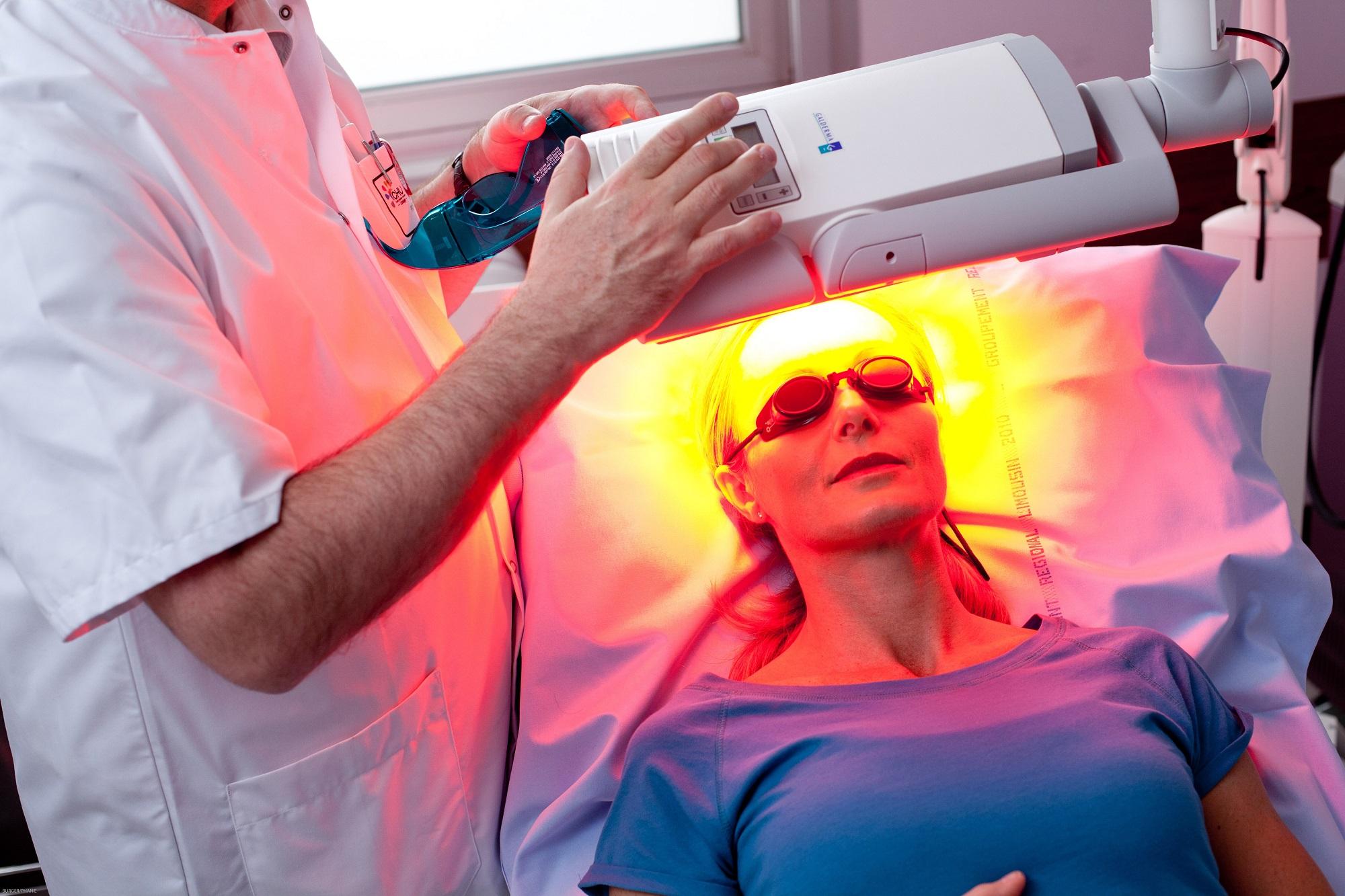 Pacijent se svakog dana po nekoliko sati izlaže jakom izvoru svjetlosti - Avaz