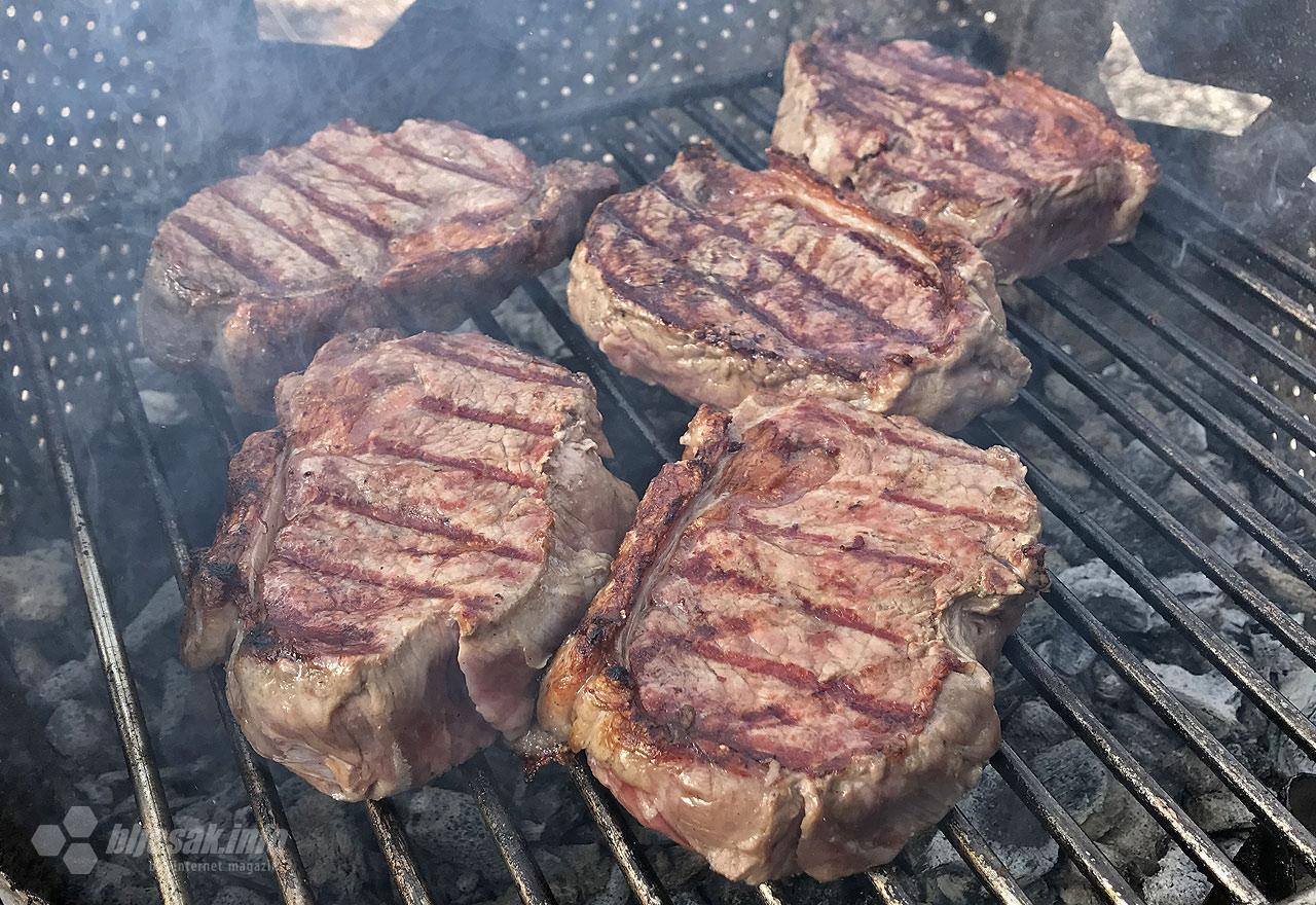 Meso s roštilja i dimljeno meso, iako je ukusno, povećava rizik od raka - Avaz
