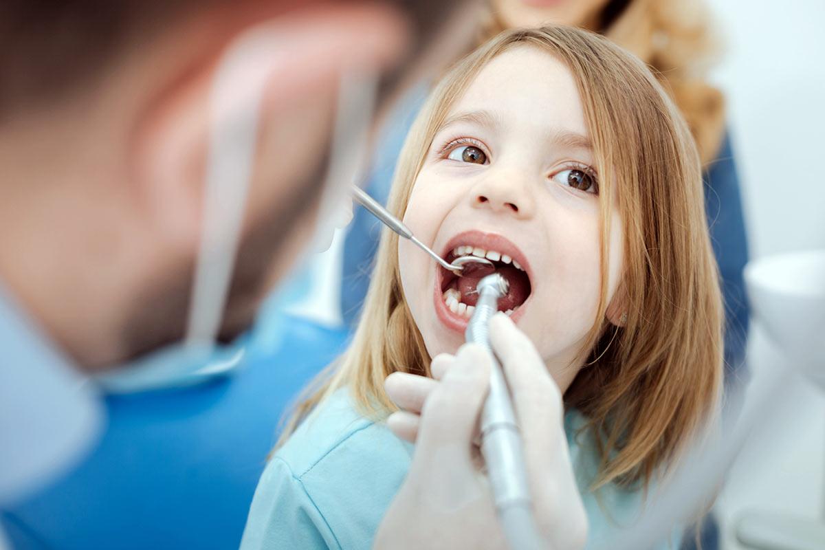 Mliječni zub vadi  se zbog rasta  trajnog zuba - Avaz