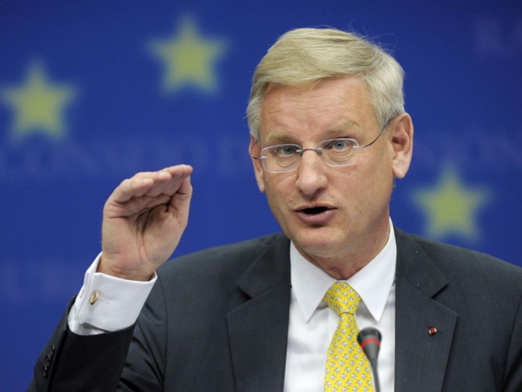 Bildt: Vučić pravio šou za avion iz Kine, a kada stigne pomoć nigdje ga