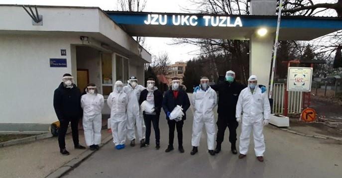 Maske predali ljekarima i policajcima - Avaz