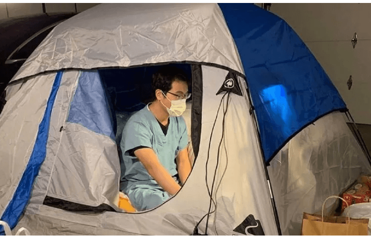 Kaliforniji doktor živi u šatoru kako bi zaštitio svoju porodicu